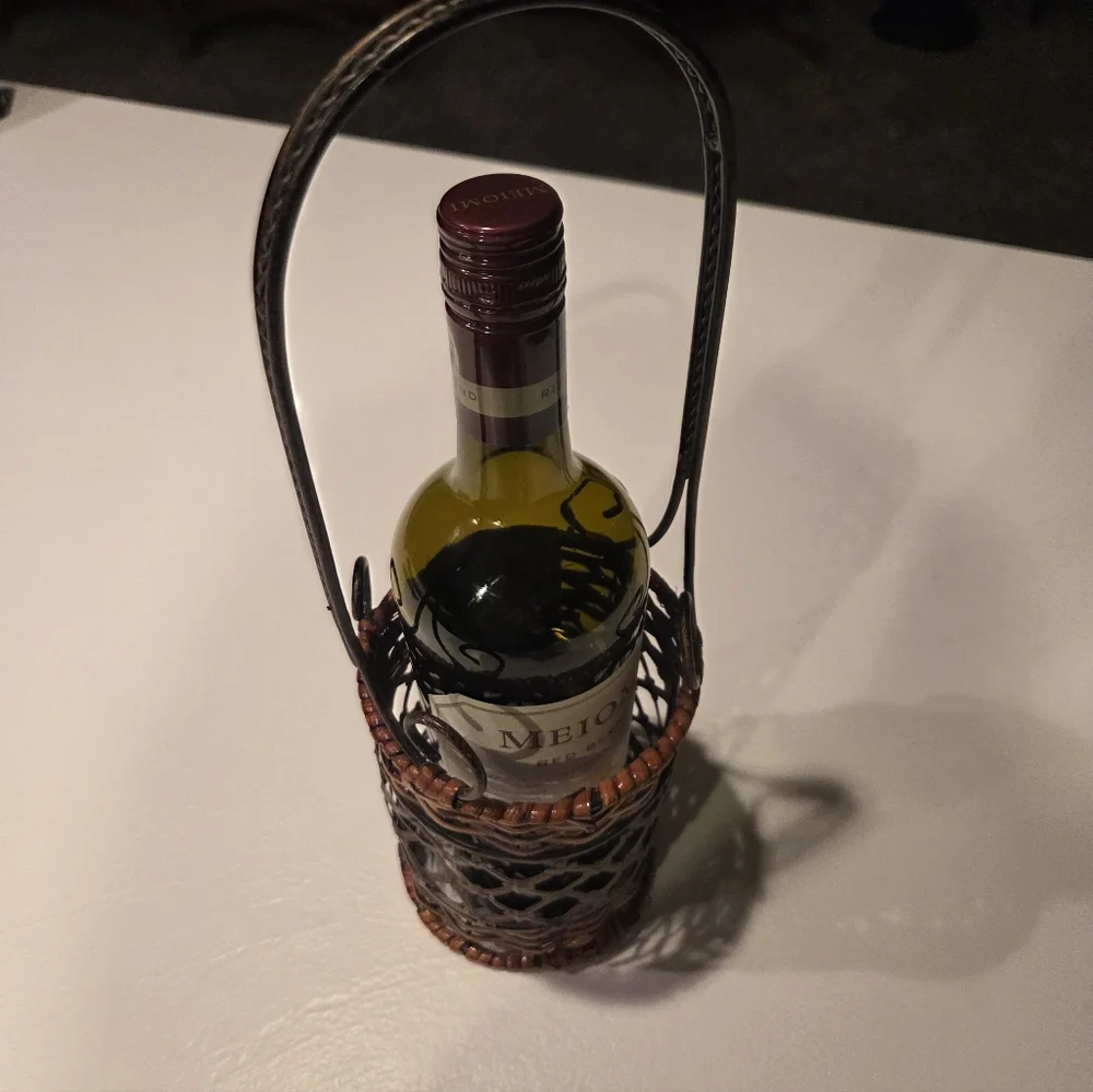 🍷Wine Bottle White with Black Dots Tote by Thirty One: For gift giving anytime!